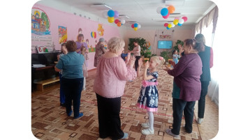 8 Марта в детском саду – самый трогательный, нежный и удивительный праздник. 8 Марта в детском саду – самый трогательный, нежный и удивительный праздник.